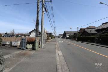 敷地南東側の前面道路（南西側から）