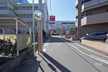 敷地東側の前面道路（北側から）