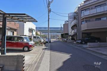 敷地北側の前面道路（西側から）