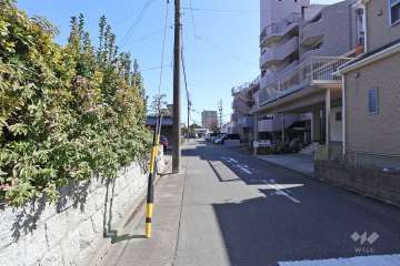 敷地北側の前面道路（西側から）