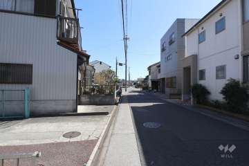 敷地南側の前面道路（西側から）