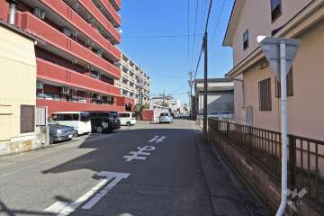 敷地南側の前面道路（西側から）