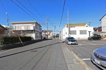 敷地西側の前面道路（南側から）