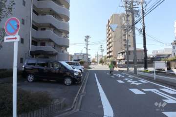敷地北側の前面道路（東側から）