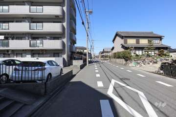敷地東側の前面道路（南側から）