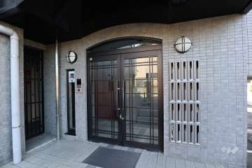 エントランスはオートロック付きです。