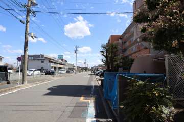 敷地北側の前面道路（西側から）