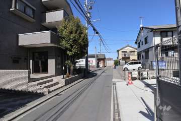 敷地東側の前面道路（南側から）