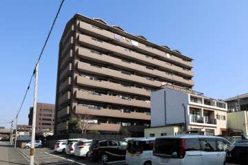 ライオンズマンション武道館前の外観（南西側から）