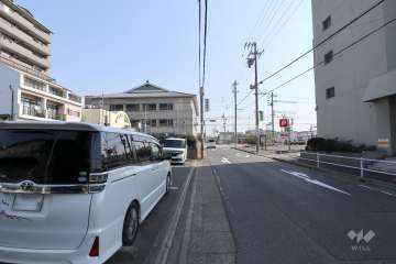 敷地南側の前面道路（西側から）