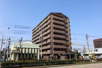 ライオンズマンション武道館前の外観（南東側から）