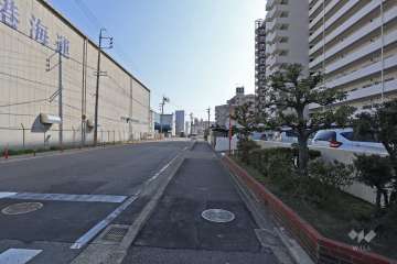 敷地北側の前面道路（西側から）