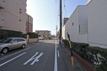 敷地東側の前面道路（北側から）