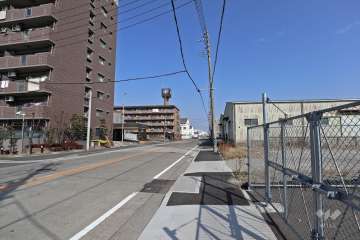 敷地東側の前面道路（南側から）