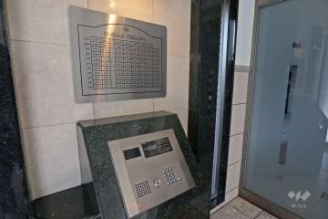 オートロックと案内板