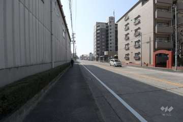 敷地東側の前面道路（北側から）