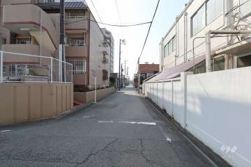 敷地西側の前面道路（北側から）