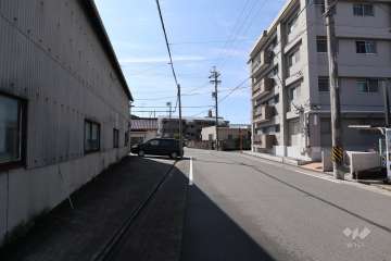 敷地東側の前面道路（北側から）