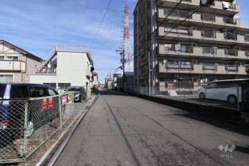 敷地西側の前面道路（南側から）