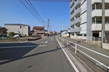 敷地西側の前面道路(南側から)