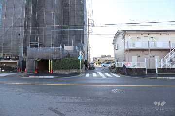 敷地西側の前面道路