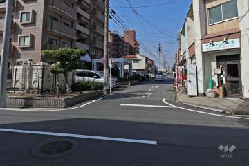 敷地北側の前面道路（東側から）