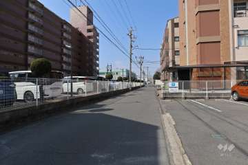 敷地北側の前面道路（東側から）