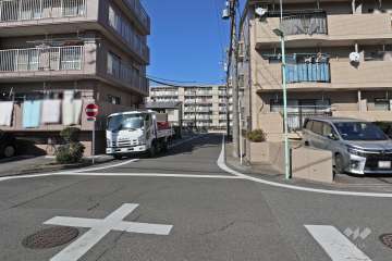 敷地東側の前面道路（南側から）