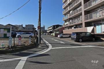 敷地南側の前面道路（東側から）