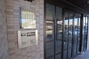 オートロックと案内板