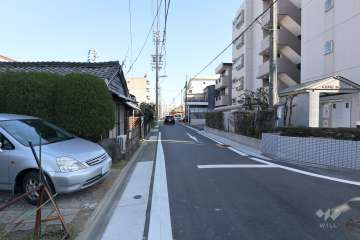 敷地北側の前面道路（西側から）