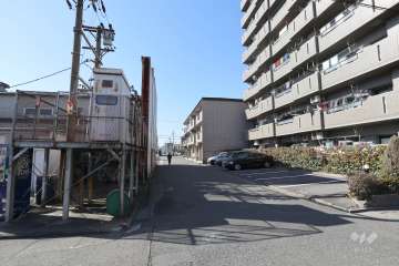 敷地南側の前面道路（東側から）