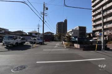 敷地南側の前面道路（東側から）