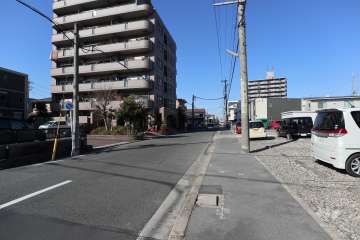 敷地東側の前面道路（南側から）