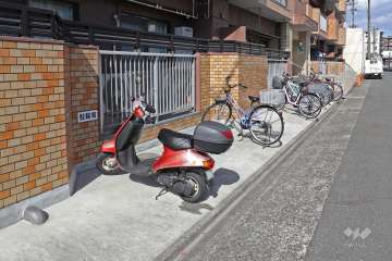 バイク置場と自転車置場