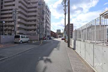 敷地西側の前面道路