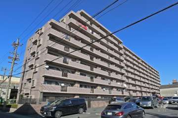 宝マンション川間町スクエアの外観（南西側から）