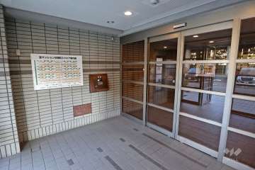 エントランスはオートロック付きです。