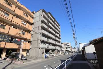 宝マンション川間町の外観（南西側から）