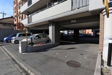 駐車場出入り口・敷地内駐車場（屋外平面式、屋内平面式）