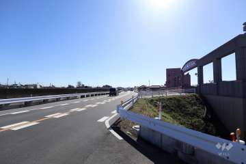 敷地北東側の前面道路（北西側から）