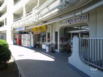 棟内1階に店舗部分があります。