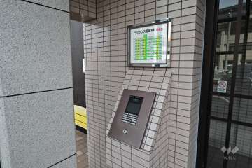 オートロックと案内板