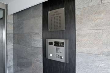 オートロックの操作盤、案内板