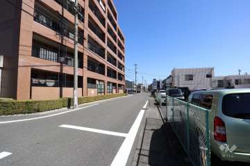 敷地南側の前面道路（西側から）
