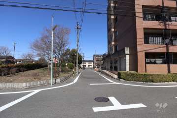 敷地西側の前面道路（南側から）
