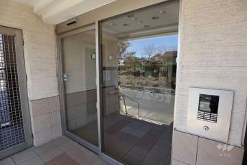 エントランスはオートロック付きです。