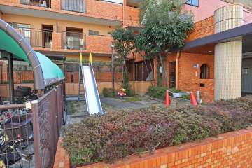 敷地内に設置された遊具のある広場