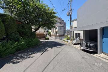 敷地北側の前面道路