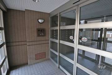 エントランスはオートロック付きです。